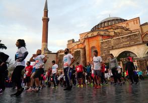 İSTANBULLULAR TARİH İLE İÇ İÇE KOŞTU