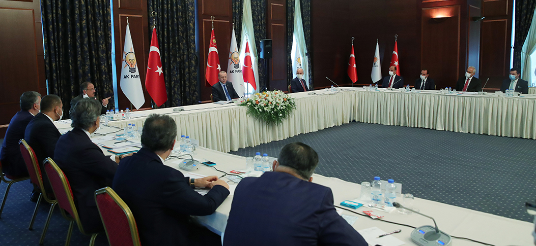 Erdoğan, partiye yeni katılan belediye başkanları ile görüştü