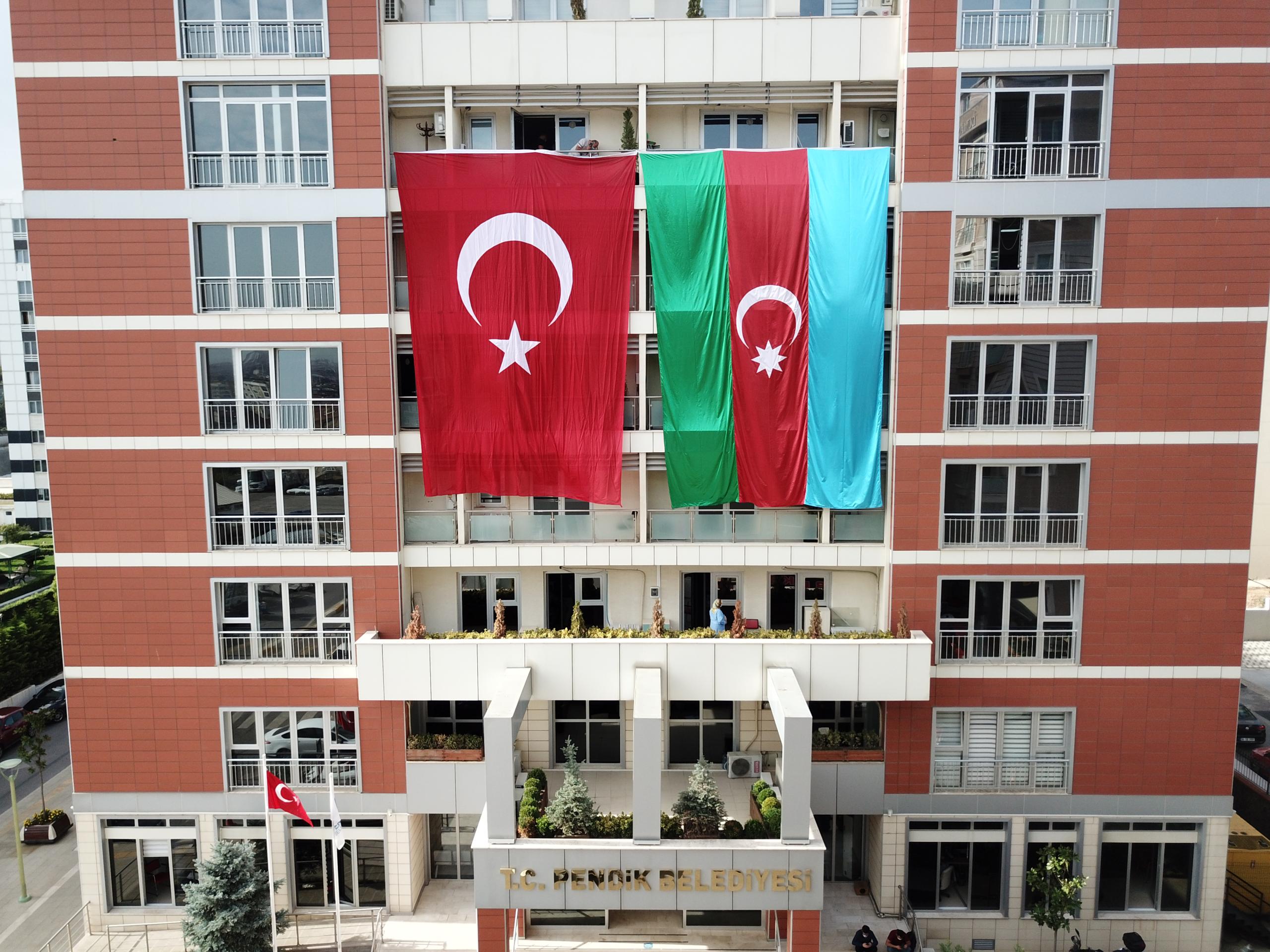 Belediye binasına dev Azerbaycan bayrağı asıldı