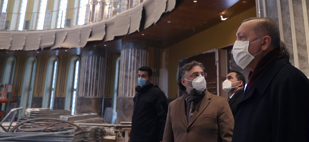 Erdoğan, yapımı süren camide incelemelerde bulundu