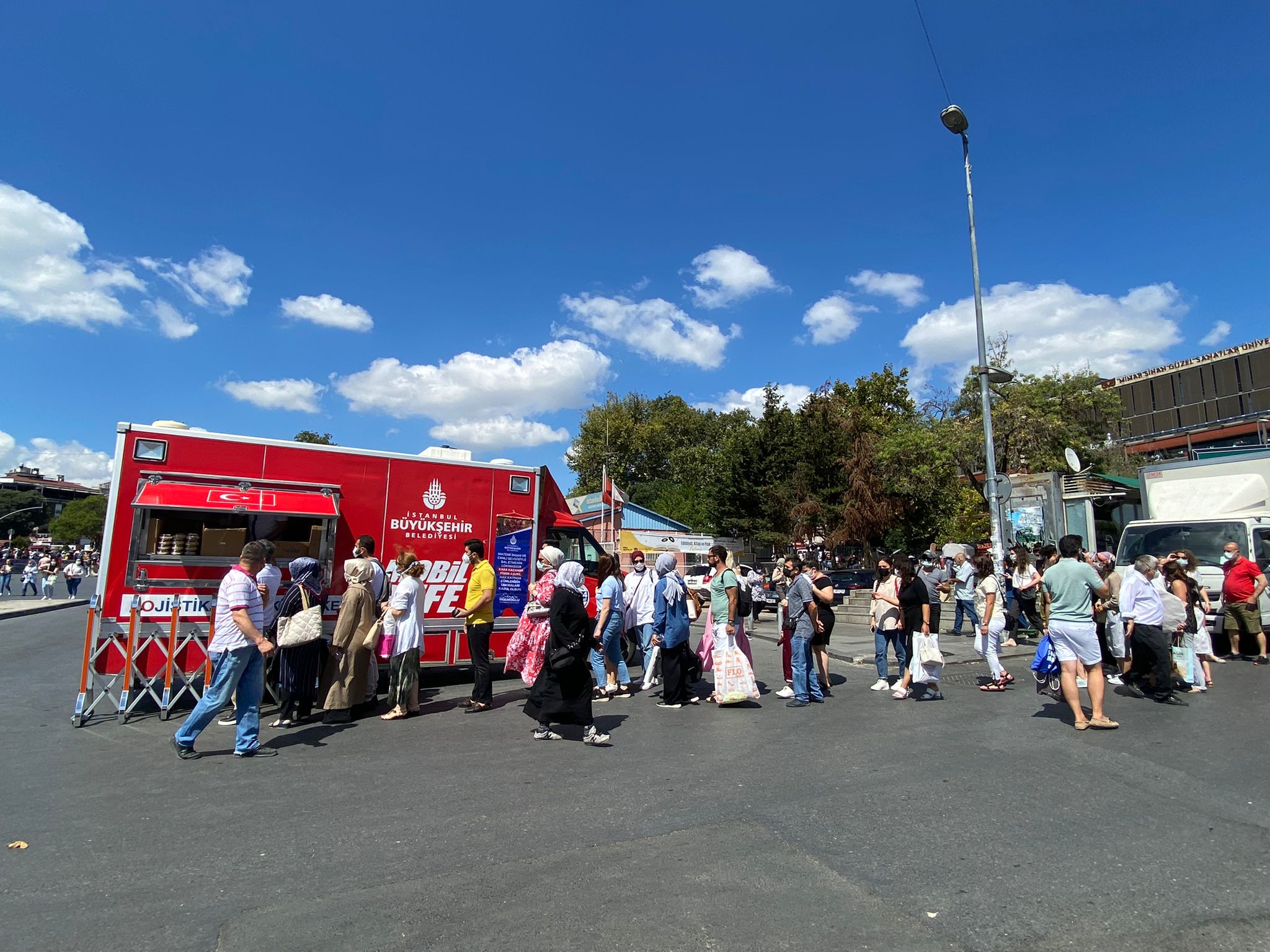 15 MEYDANDA AŞURE DAĞITILDI