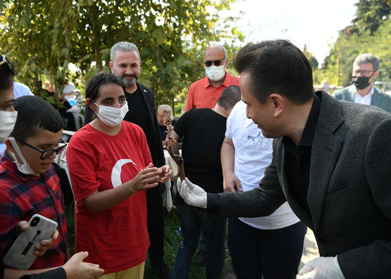 Özel Çocuklara Kendi Elleriyle Cağ Kebabı İkram Etti