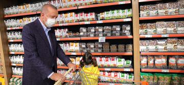 Erdoğan, evinin yakınındaki bir marketi ziyaret etti