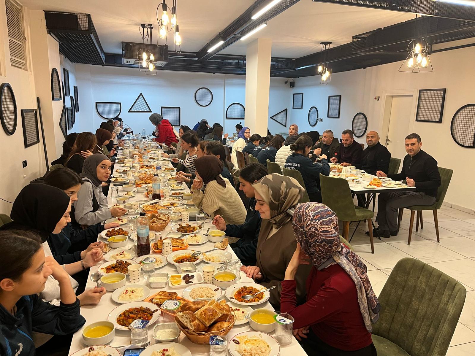 Sedat Canpolat öğrencilerin ve sporcuların yanında!
