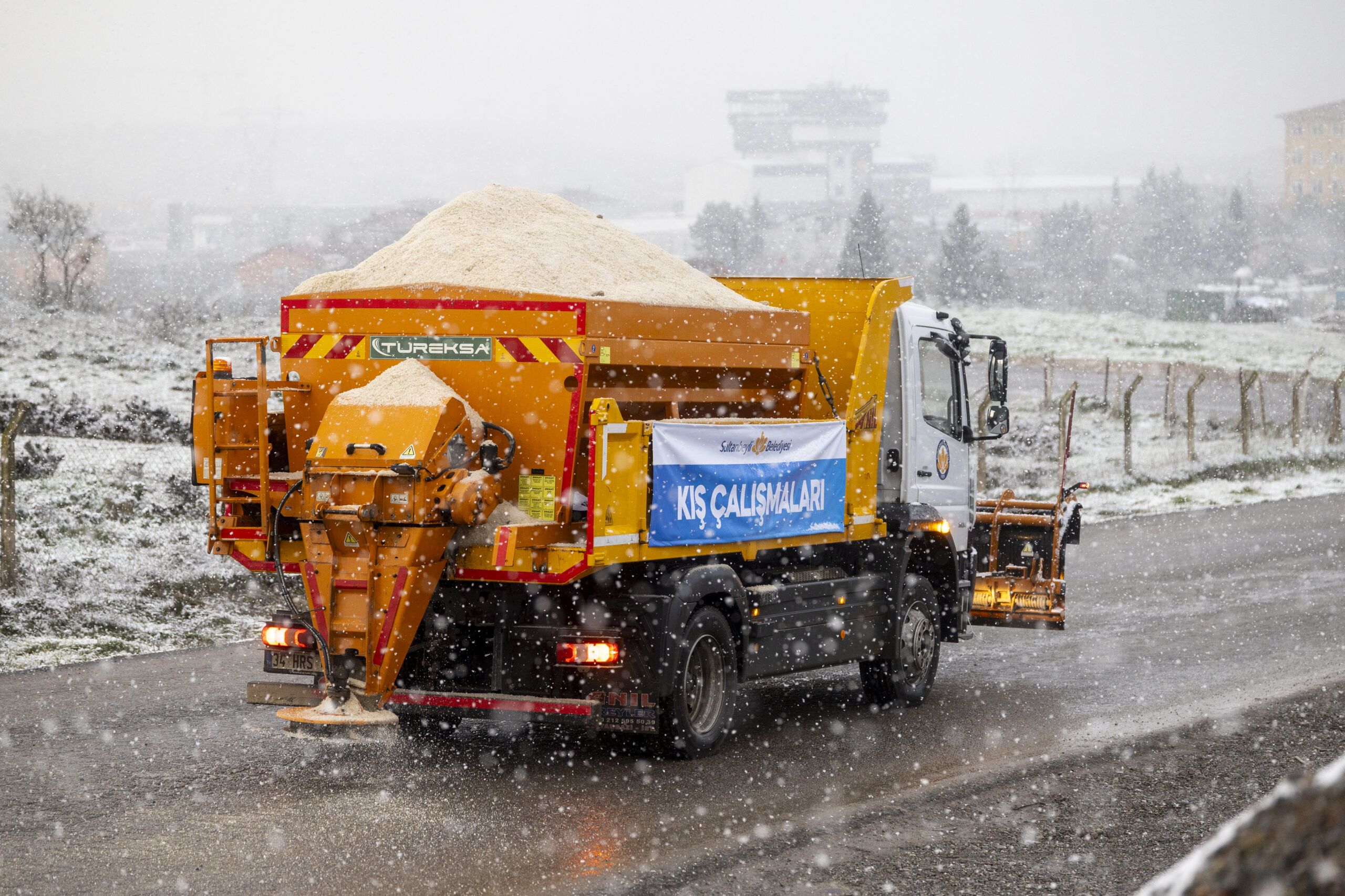 SULTANBEYLİ BELEDİYESİ’NDEN BUZLANMAYA KARŞI TUZLAMA ÇALIŞMASI