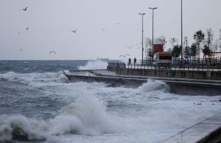 İSTANBUL’DA LODOS ETKİLİ OLUYOR