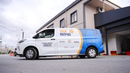 SULTANBEYLİ’DE RAMAZAN DAYANIŞMASI: İYİLİK MUTFAĞI KAPI KAPI HİZMET VERİYOR